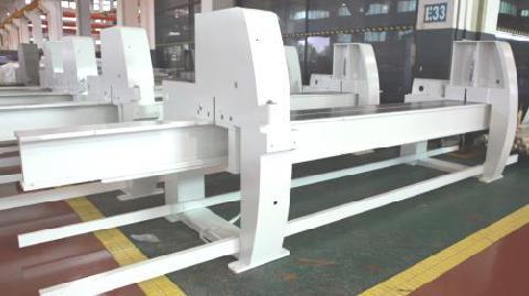 Nanxing NZH3825D  Станина  Станина специальной конструкции, изготовлена из высококачественной стали  При изготовлении проходит все технологические циклы, которые обеспечивают необходимые прочность конструкции и точность раскроя 